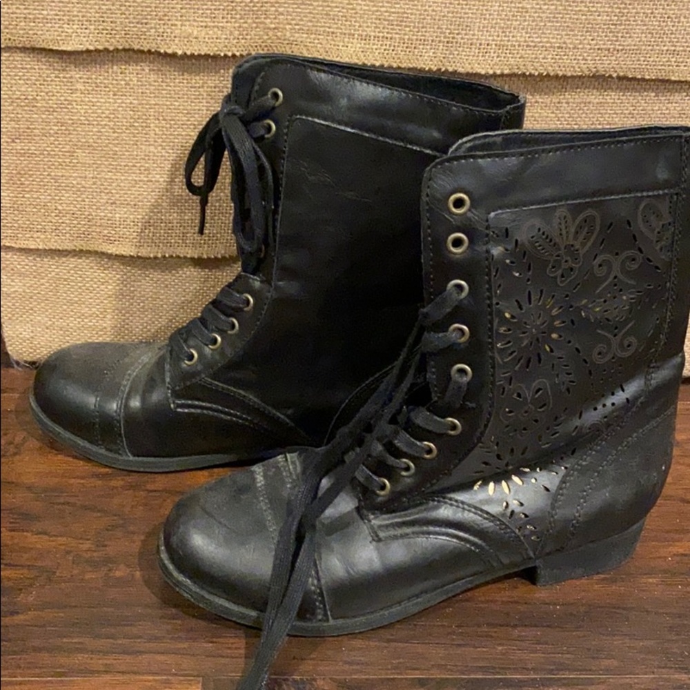 Black womens small 6/7 rue 21 boots